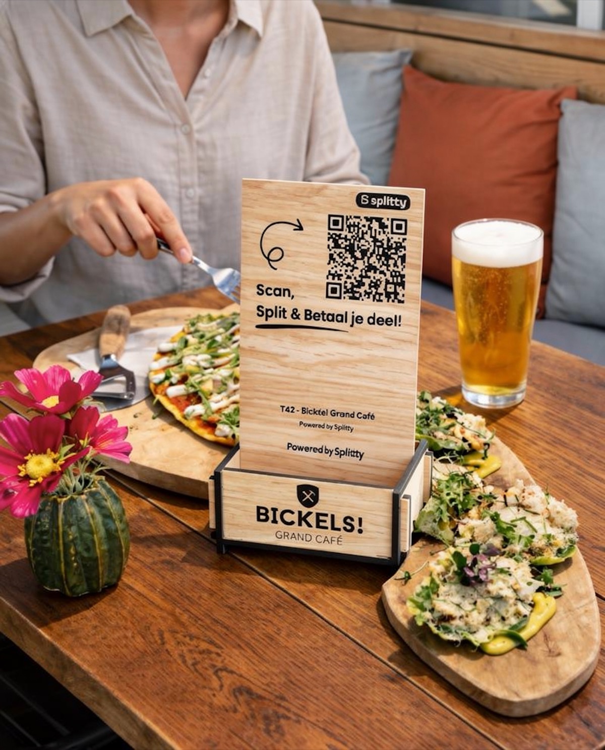 Splitty QR holder on a table